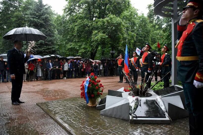 Июнь 2014 луганск. Памятник жертвам авианалета луганска. жертвам авиаудара 2 июня 2014 года. лнр памятник жертвам 2 06 2014. памятный знак «жертвам авиаудара 2 июня 2014 года».
