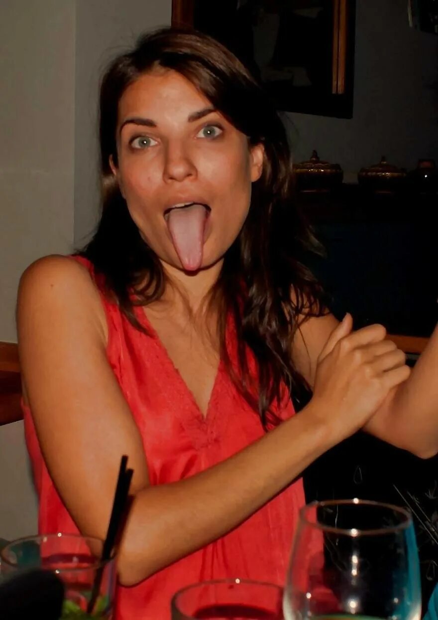 дочка с большим ртом. маленькая девочка с открытым ртом. девочка открыла рот. девочка открыла рот для любви. девочка.