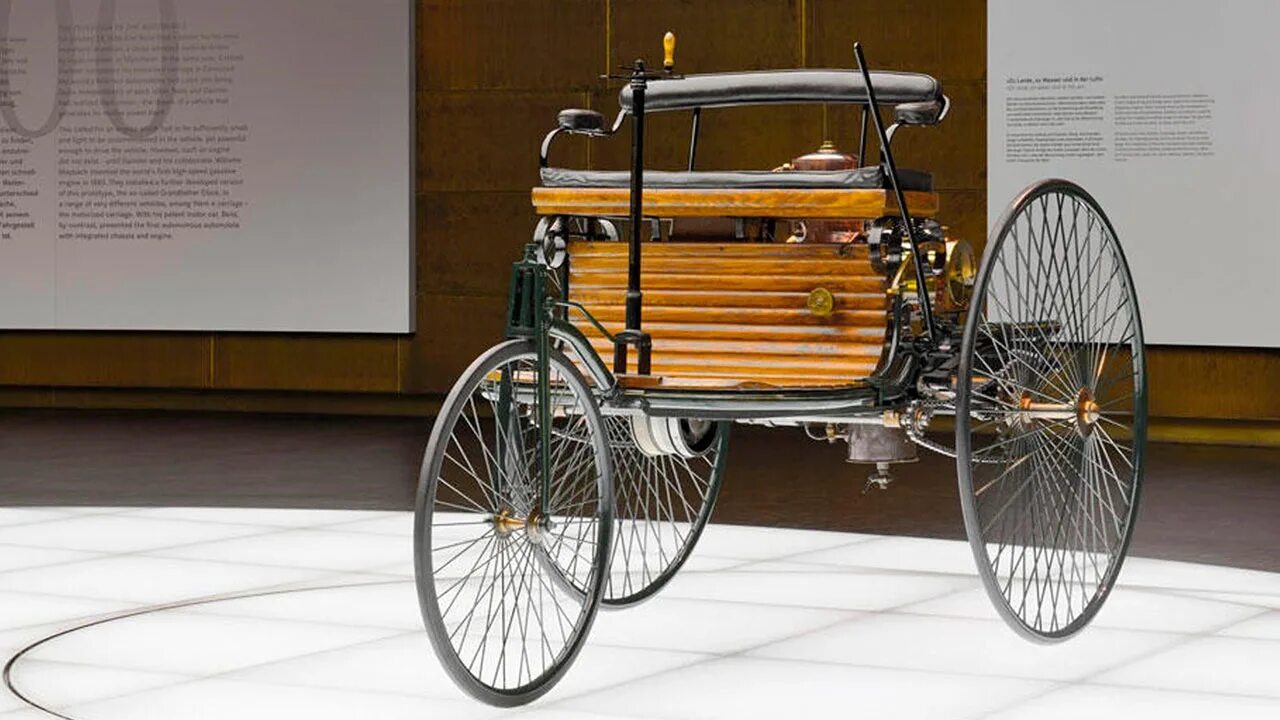 Сколько колес 1 автомобиль. Benz Patent-Motorwagen 1886 двигатель. Автомобиль Бенц патент-Моторваген.