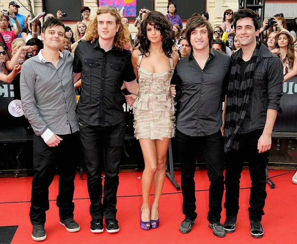 Be on the scene. Selena gomez &amp; the scene американская рок-группа. the scene группа. 06. selena gomez &amp;the scene.