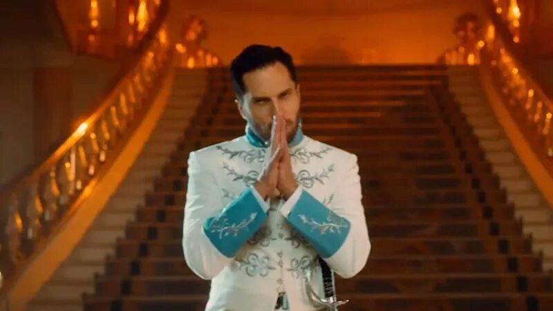 Отилия присионера. Музыкальная заставка. The weeknd blinding lights клип. Блиндинг лайтс викенд. Красивые девушки из клипов.