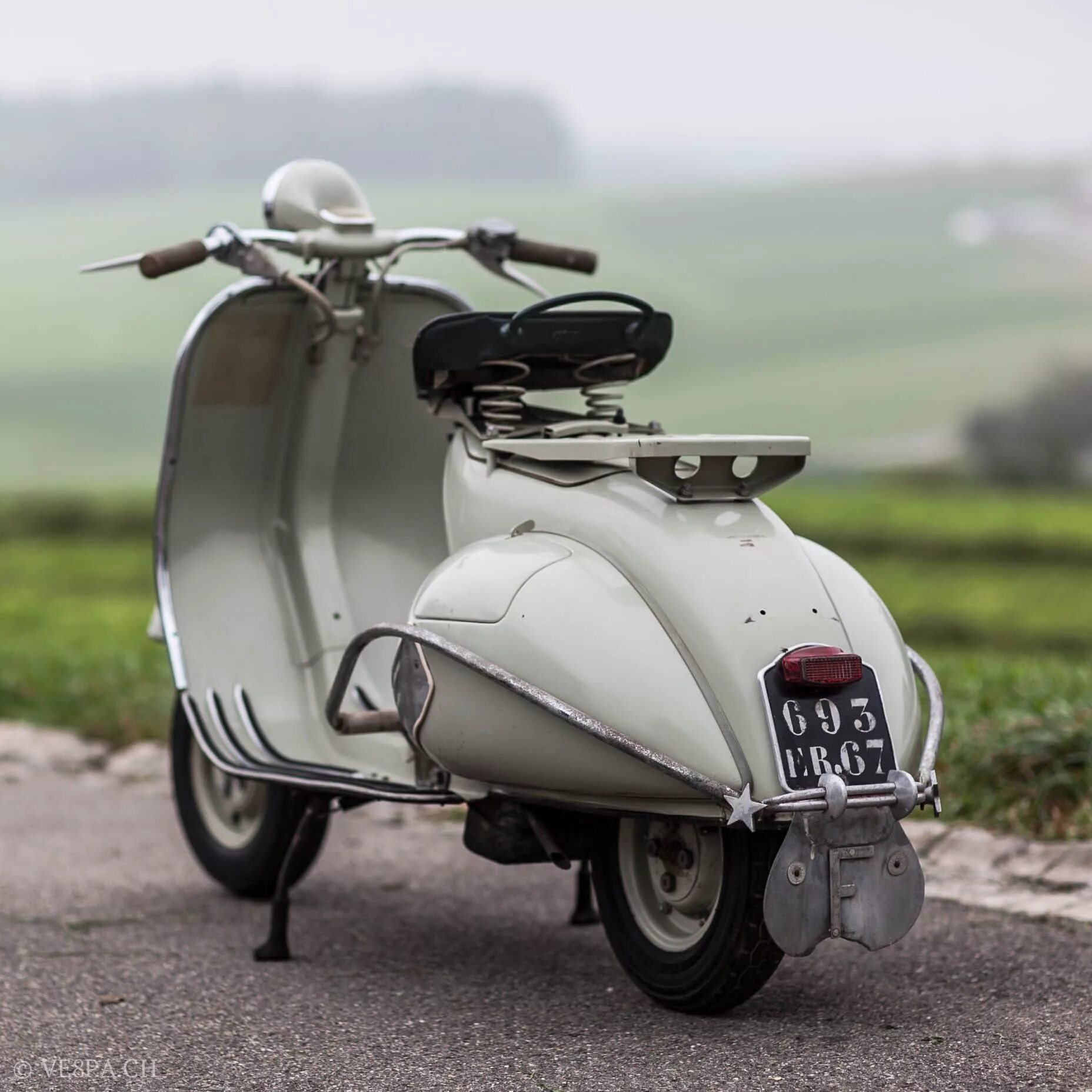 Мотороллер картинки. Веспа мотороллер. скутер итальянский веспа. мотороллер piaggio vespa. итальянский мопед vespa.