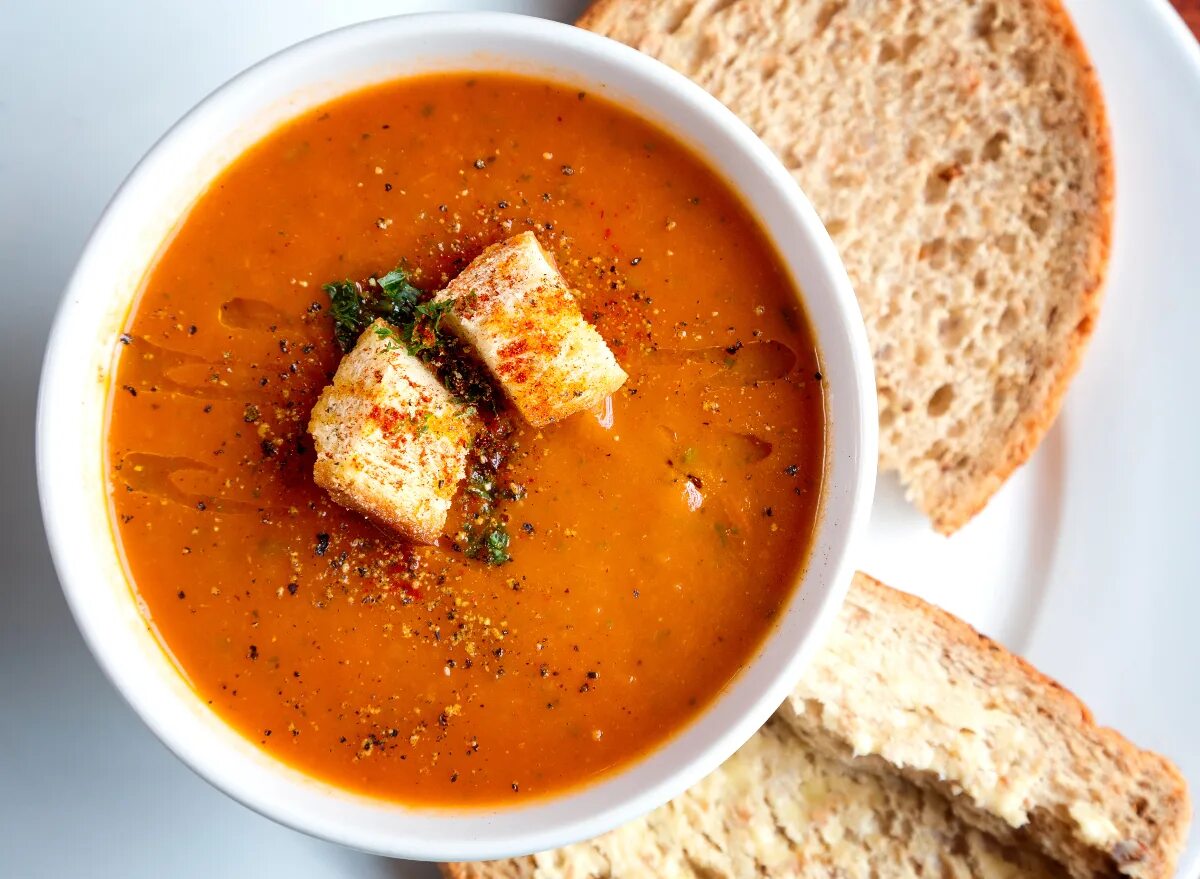 In the soup 2 5. Томато суп. Томатный крем-суп с гренками. ЕБАБА (хлебный суп). Томатный суп с гренками.