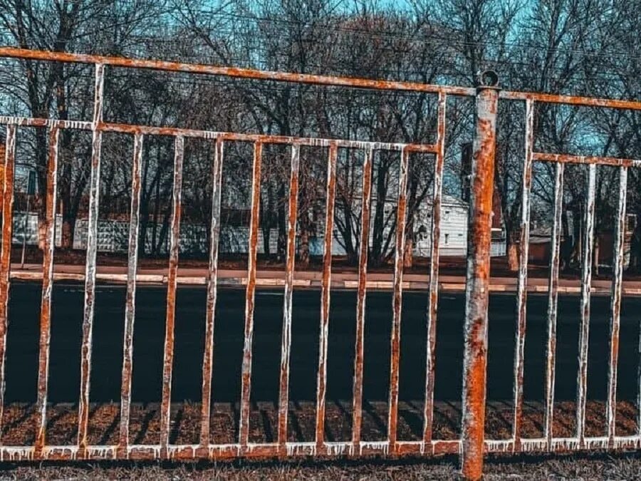 Столбы из бетона. Коричневый деревянный забор. Ограждение выемки чем. Забор там. Забор там.