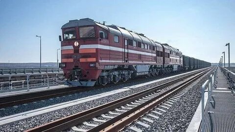 Поезд стоит на мосту