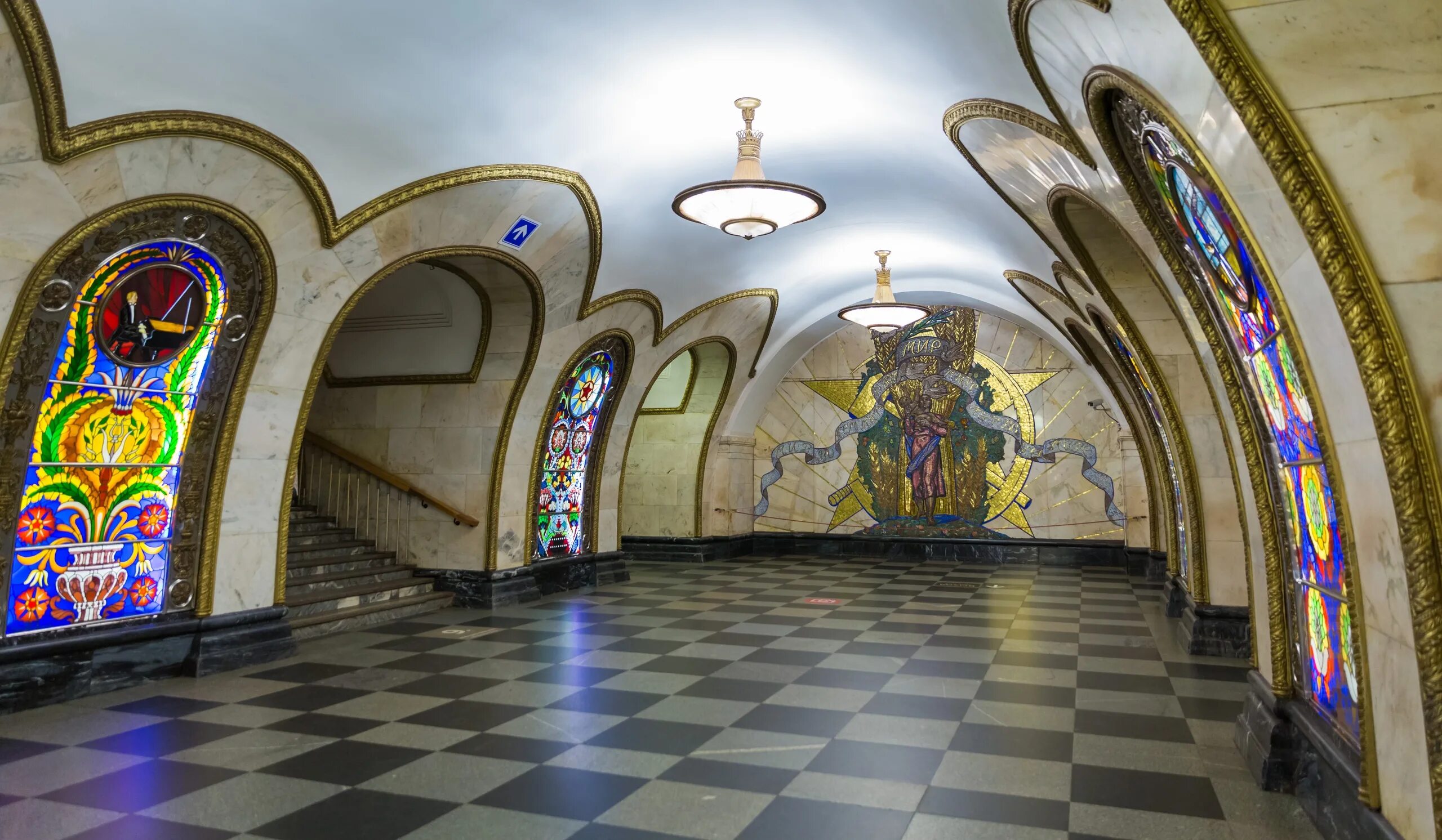 Вднх деловой центр метро. Станция метро новослободская. новослободская станция метро кольцевая линия. витражи на станции метро новослободская. метро новослободская вестибюль.