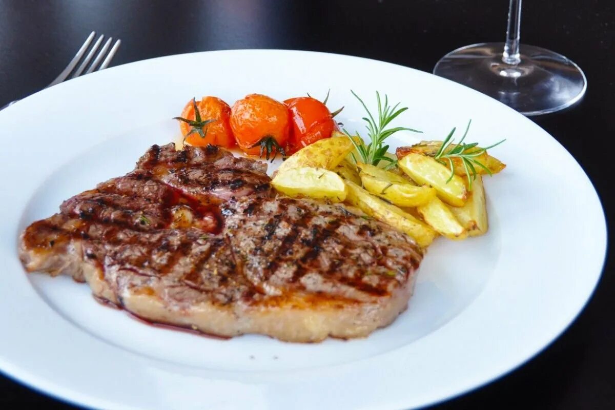 Рибай демиглас. Подают бифштекс. Бифштекс шатобриан. Подают бифштекс. Стейк шатобриан с овощами гриль.