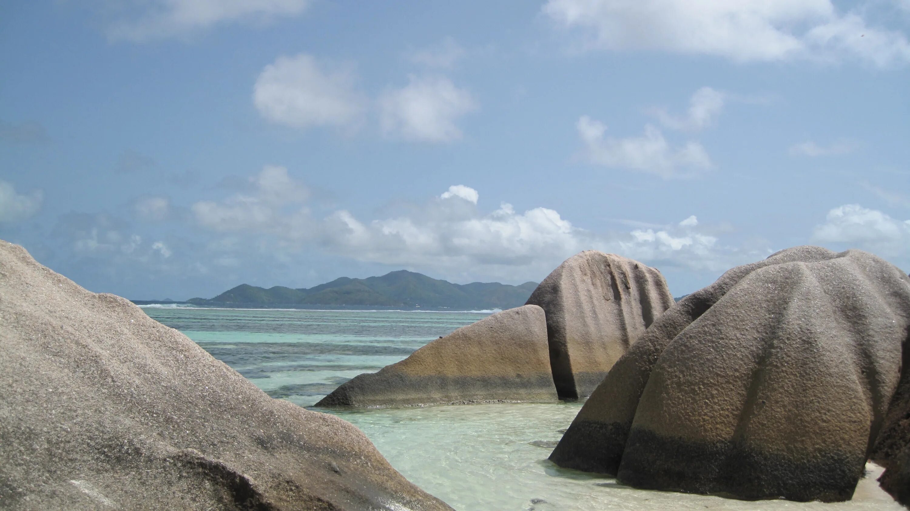 Мыс индийского океана. Гранитные острова Сейшелы. Сейшельские камни. Остров с песчаным песком и скалами. Остров скала.