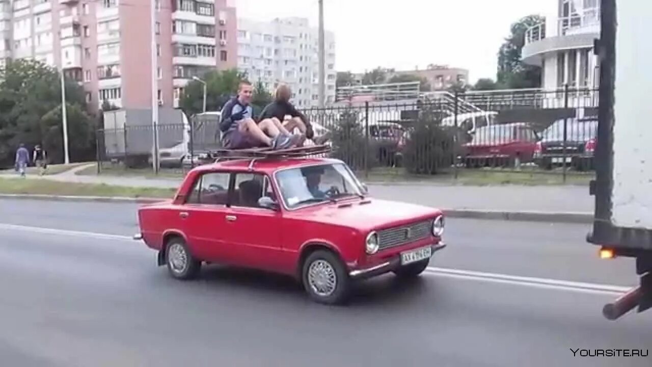 Реклама на крыше автомобиля. Человек едет на крыше машины. Mini cooper classic mr bean. Машина мистера бина мини купер. Мистер бин машина.