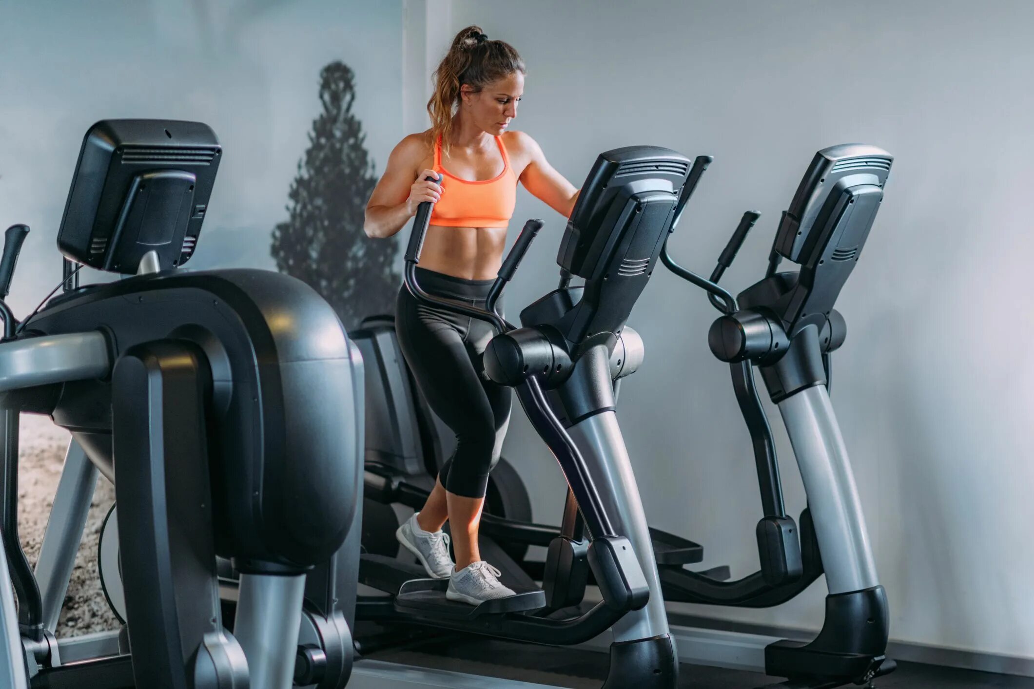 Тренировка на эллипсоиде. Эллиптический тренажер general fitness gf-120e. эллиптический тренажер life gym 021. тренировка на эллиптическом тренажере.