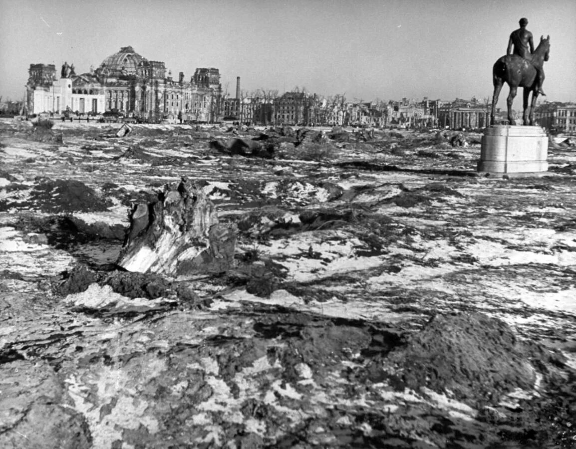 Поверженный Берлин 1945. Разрушенный Рейхстаг Берлин 1945 год. Берлин в руинах 1945.