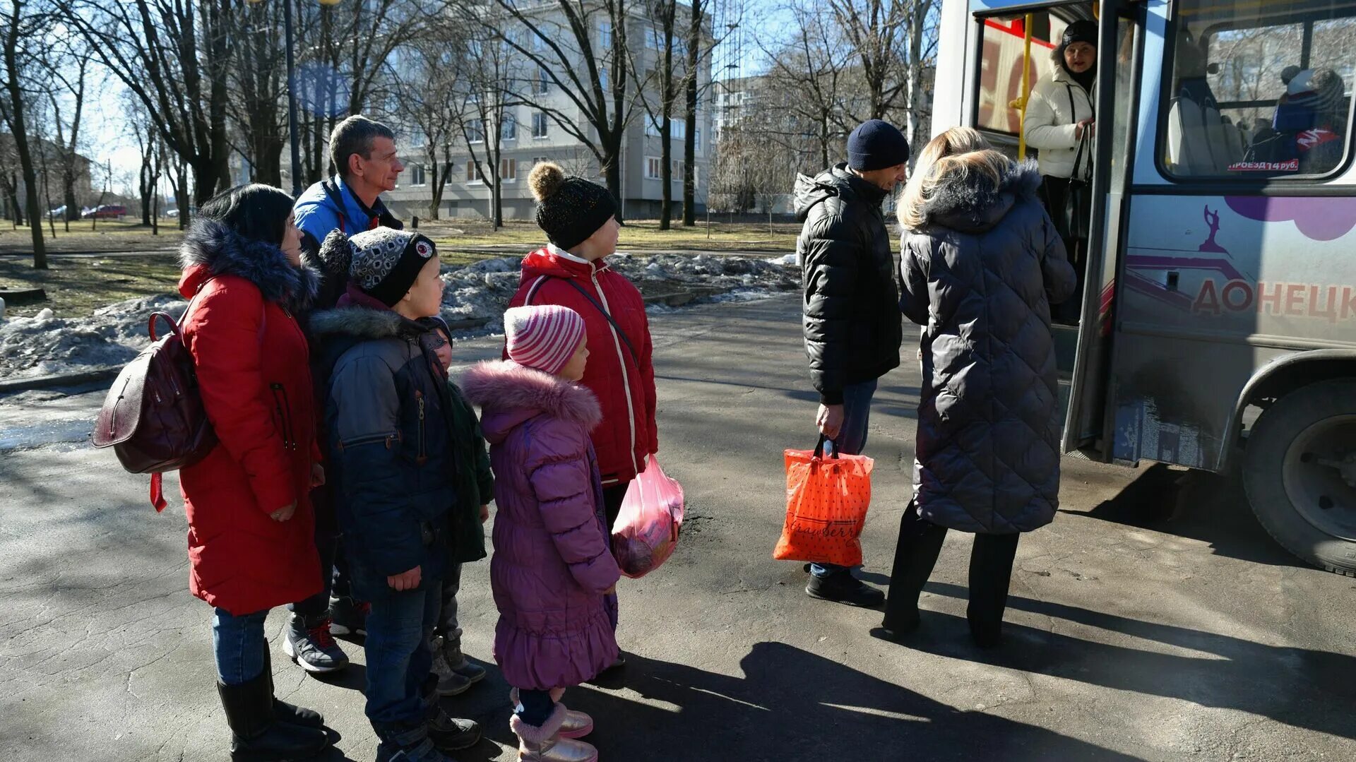 Эвакуированные из Донбасса. Эвакуация. Беженцы с Донбасса. Эвакуация детей из Донбасса.