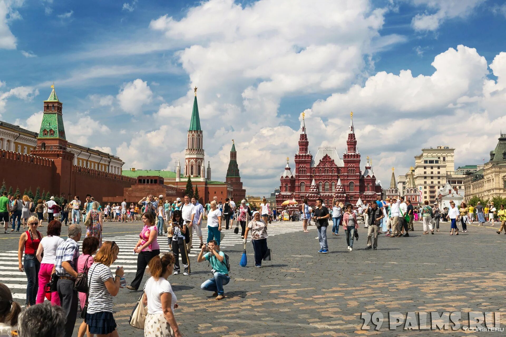 Побывав во многих странах. Москва красная площадь туристы. Туристы в Кремле. Московский Кремль туристы. Иностранцы на красной площади.
