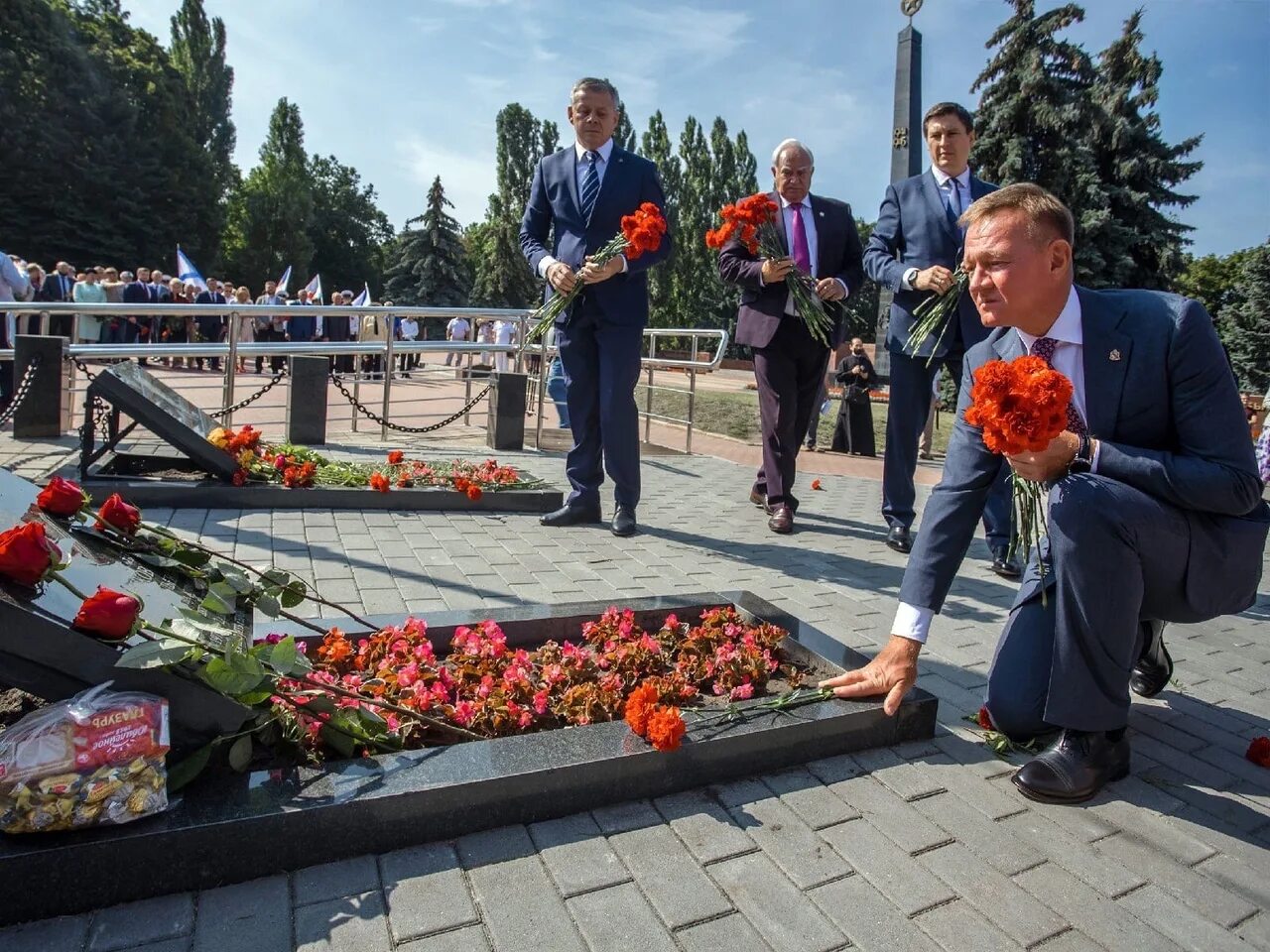 Курск похоронили. Курск трагедия экипаж. Памятник памяти экипажа крейсера Курск. Гибель АПЛ Курск. Подводная лодка "Курск".