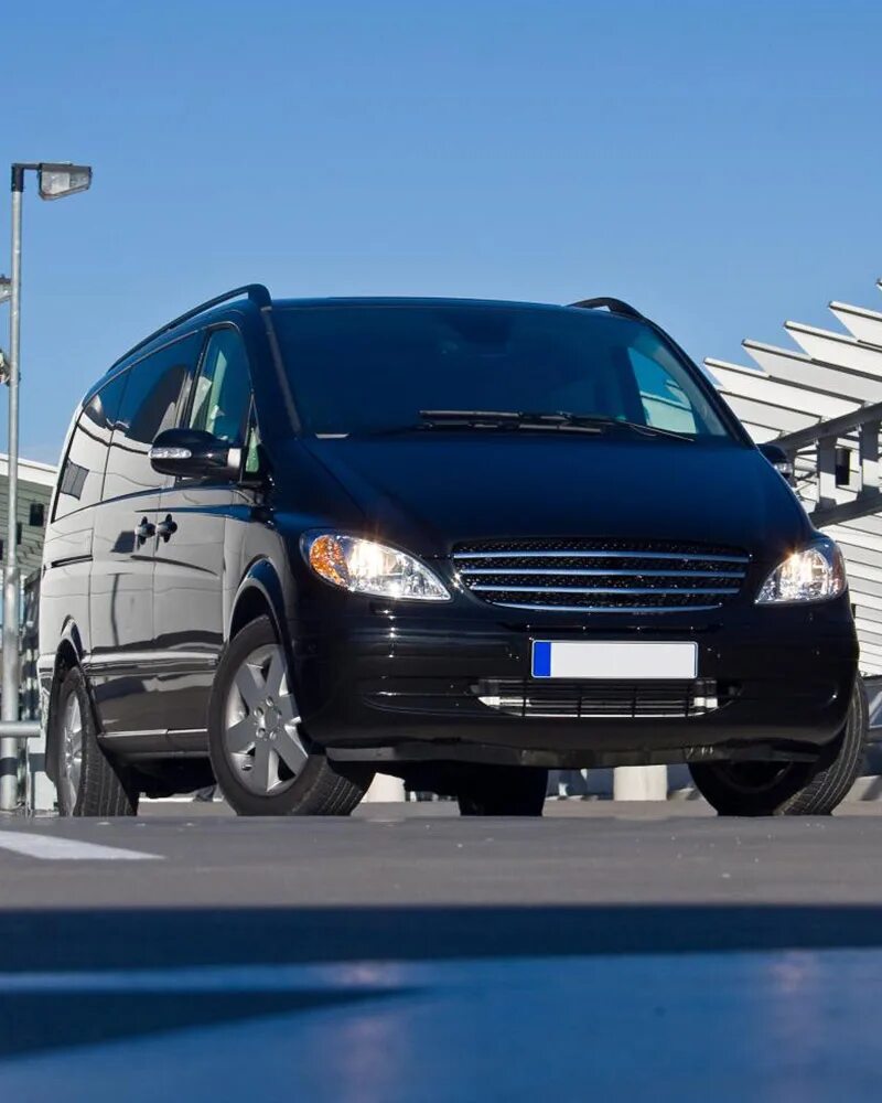 Трансфер рига. Туристический микроавтобус. Трансфер рига. Варшава рига автобус. Минивэн с человеком.