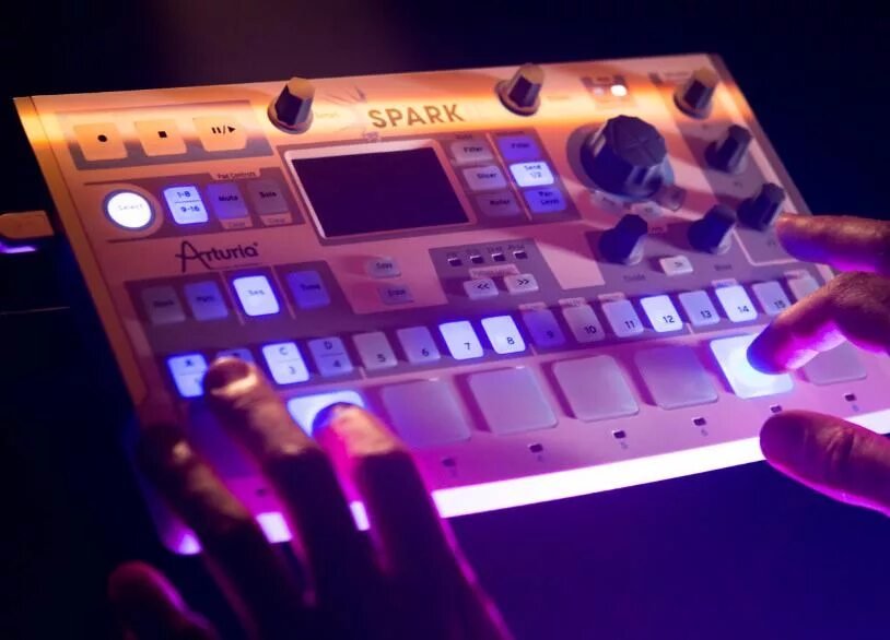 Драм машина цоя. Alesis sr 16. Драм машина akai. Korg drum machine. Analog rytm mk ii.