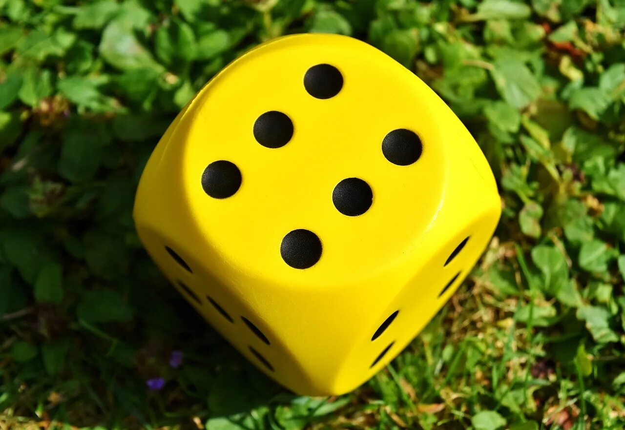 Музыкальные штуки. Игровой кубик. Кубик кости. Кубик играет музыку. Игровые кости.