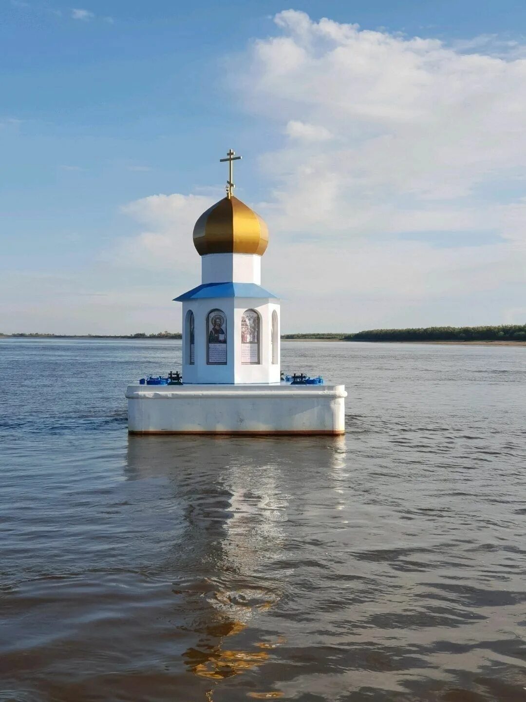 Маяк часовня Николая Чудотворца в Обь. Плавучая часовня Обь Иртыш. Часовня Николая Чудотворца слияние Оби и Иртыша. Плавучая часовня в Ханты-Мансийске.