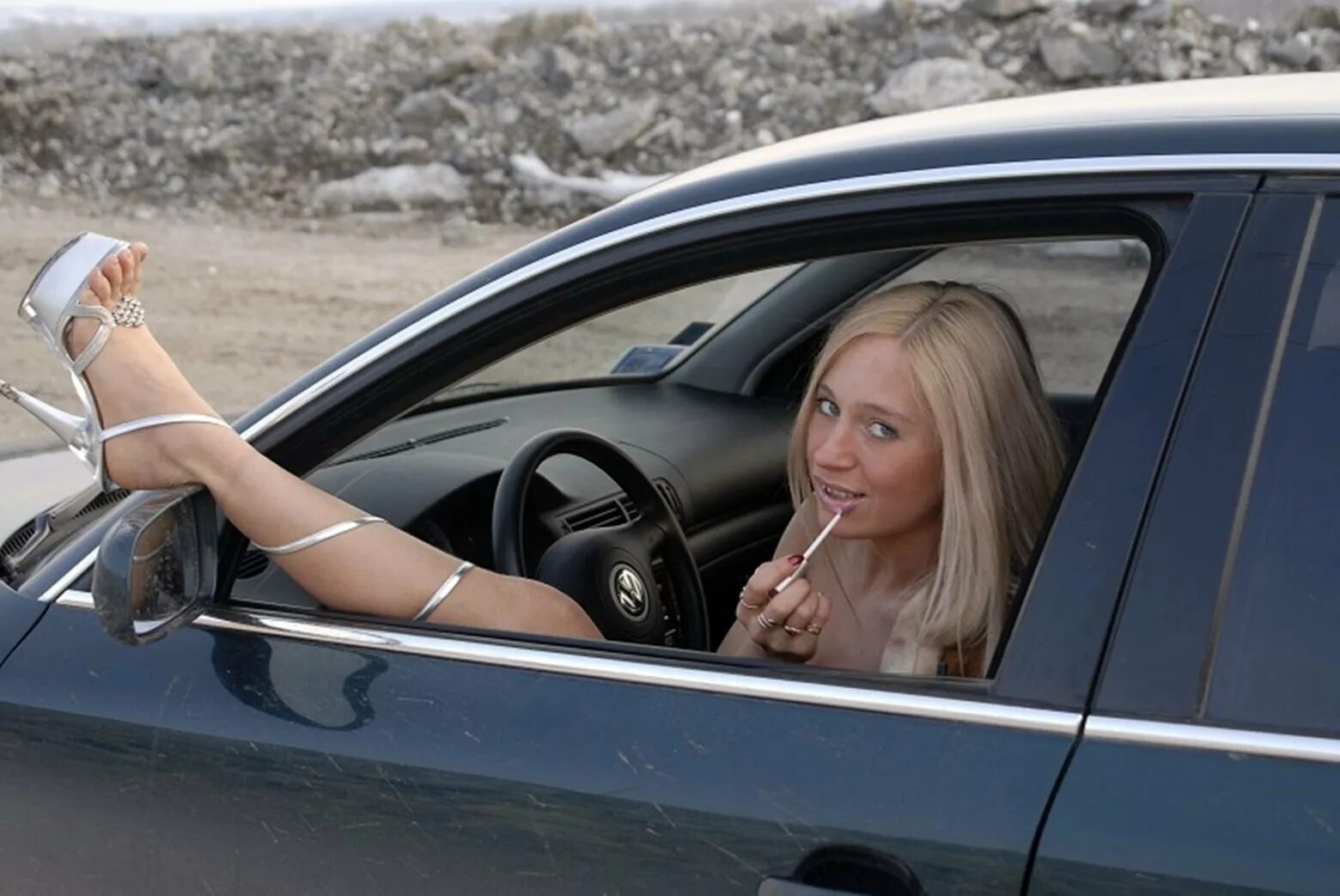 Насосали полный. Блондинка за рулем. Женщинамза рулем. Женщина в автомобиле.
