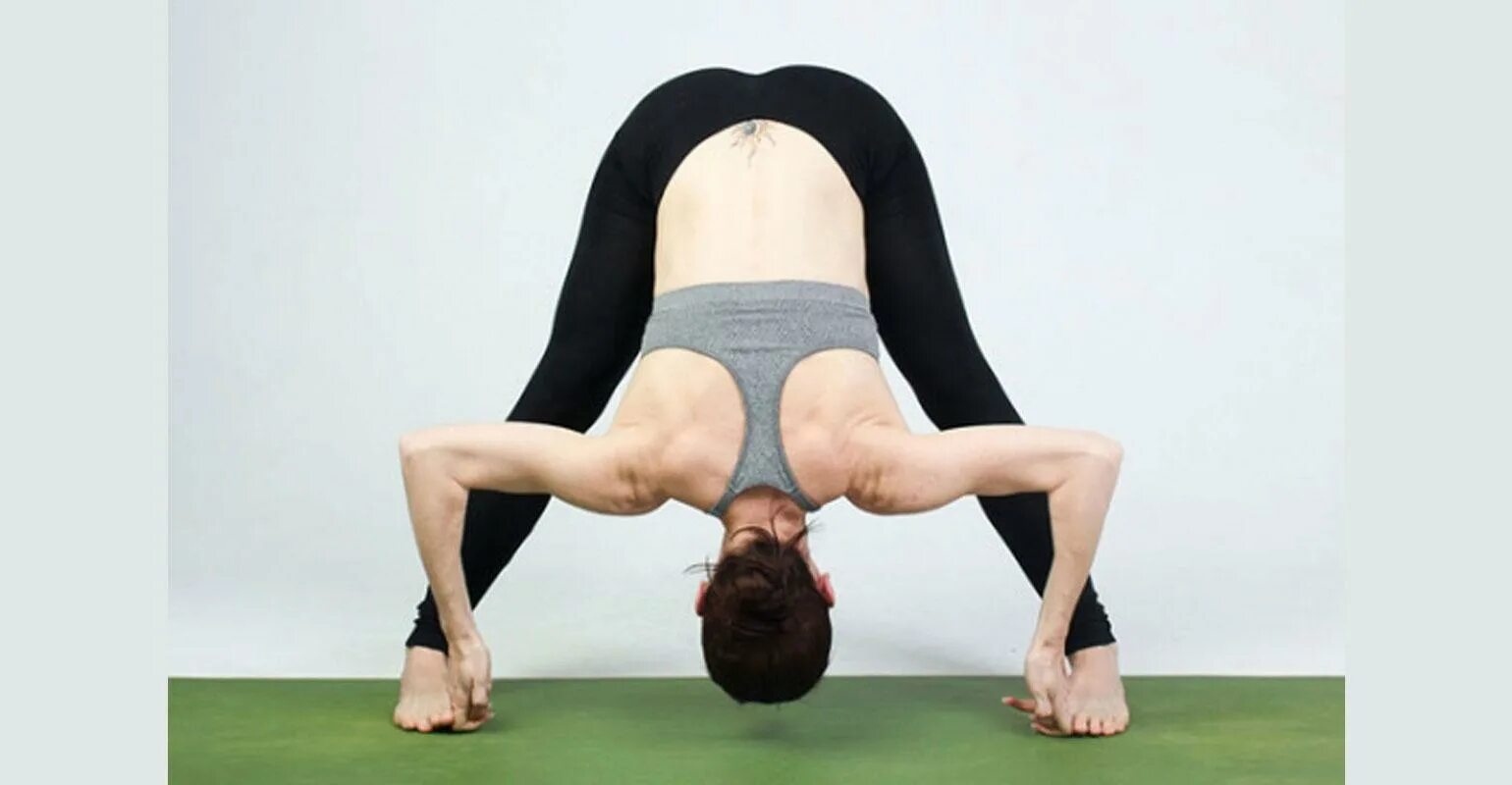 голова между ног видео. треугольник ногами девушки. голова между ног видео. йога голова между ног. зажала голову.