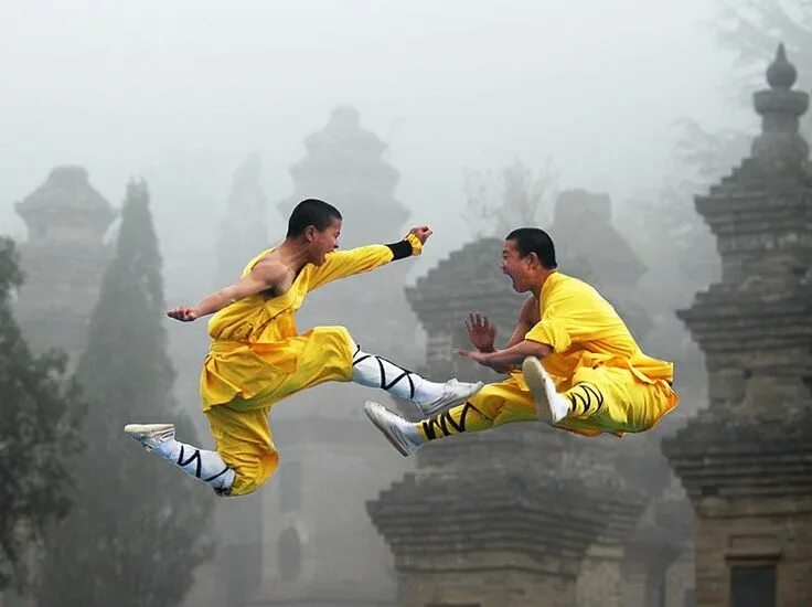 Kung fu kapers. Кунг фу. Кунг фу монахи Шаолинь. Буддийский монастырь Шаолинь. Кунг-фу монастырь Шаолинь.