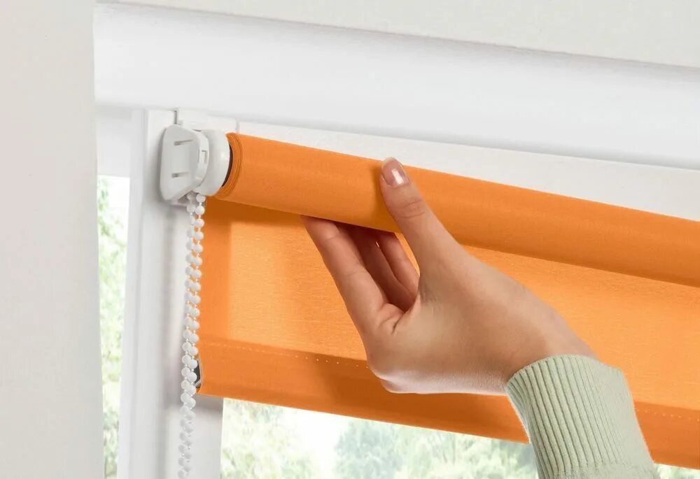 Как вешать рулонные шторы на пластиковые окна. Шторы на пластиковые окна без сверления. Рулонная штора на окно без сверления. Как установить рулонные шторы на пластиковые окна. Крепление рулонных штор без сверления.