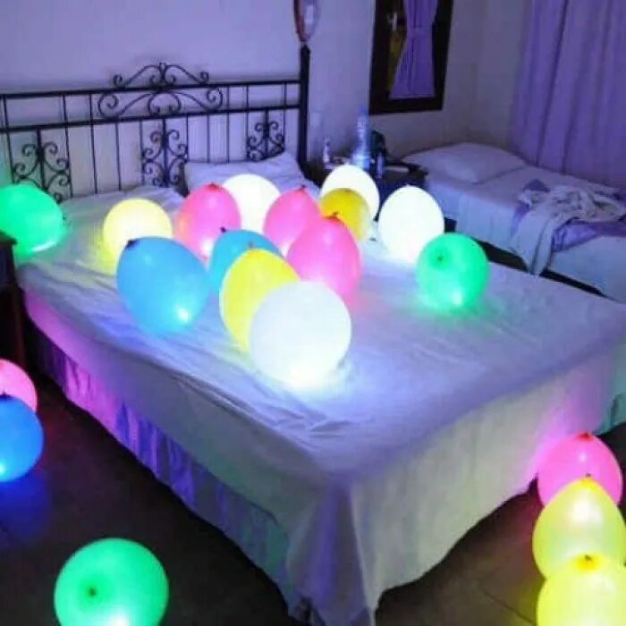 Шары в комнате. Украсить комнату шарами. Украсить комнату шариками. Светящиеся воздушные шары..
