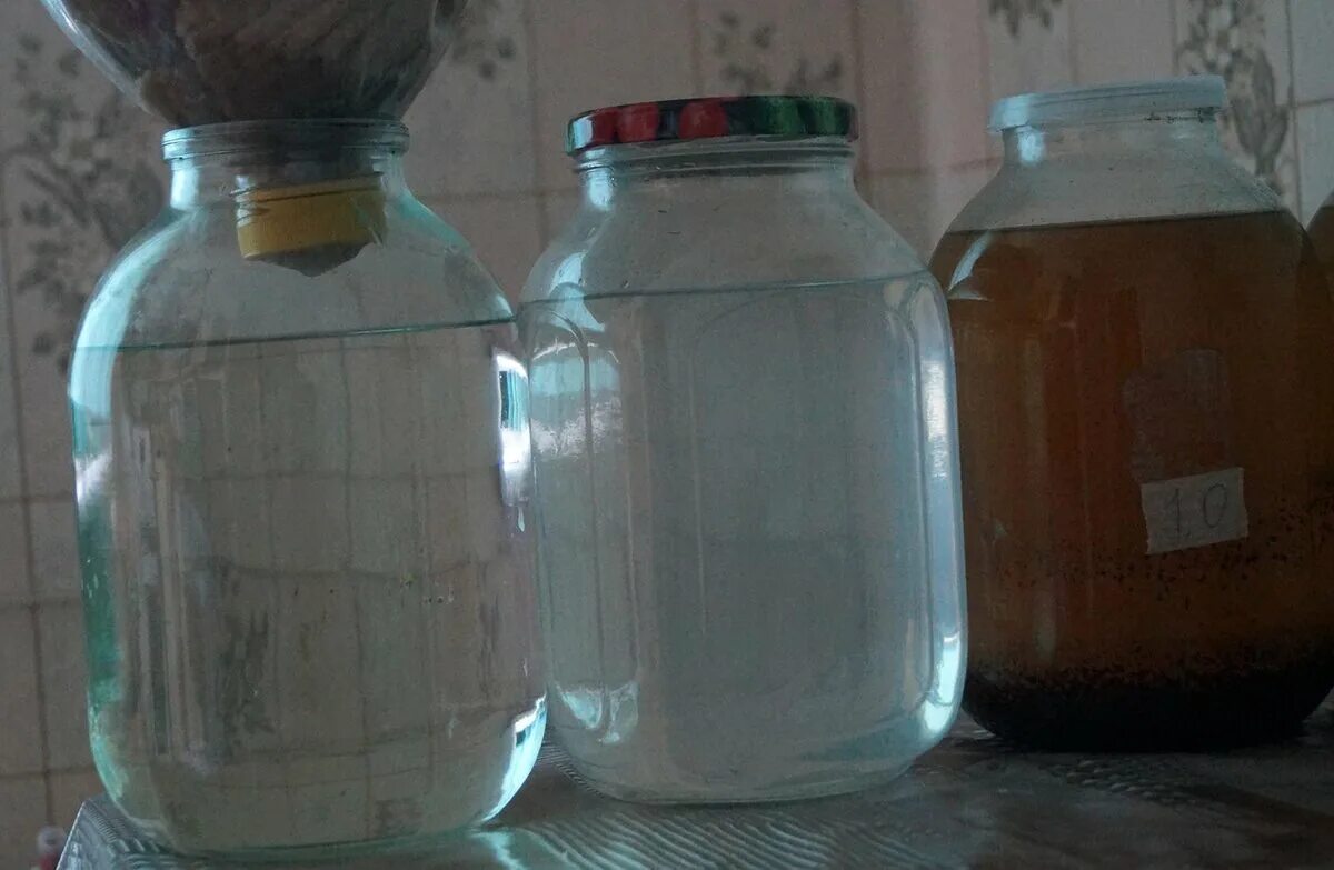 Самогон настоянный. Три литра самогона. Таблица сырья для самогона. Самогон настоянный. Коньяк из самогонки.