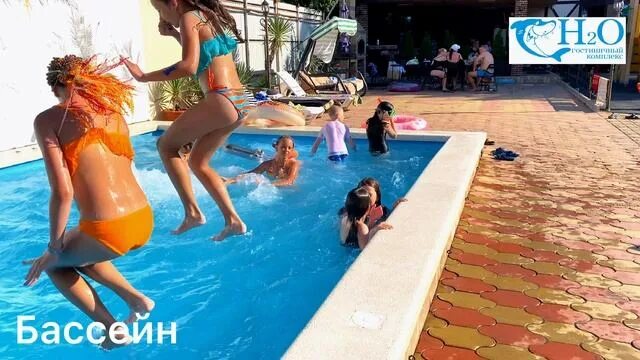 Бассейн 2 н 2. Вечеринка в бассейне сша. вечеринка в детском бассейне. огромный бассейн. восточная вечеринка у бассейна.