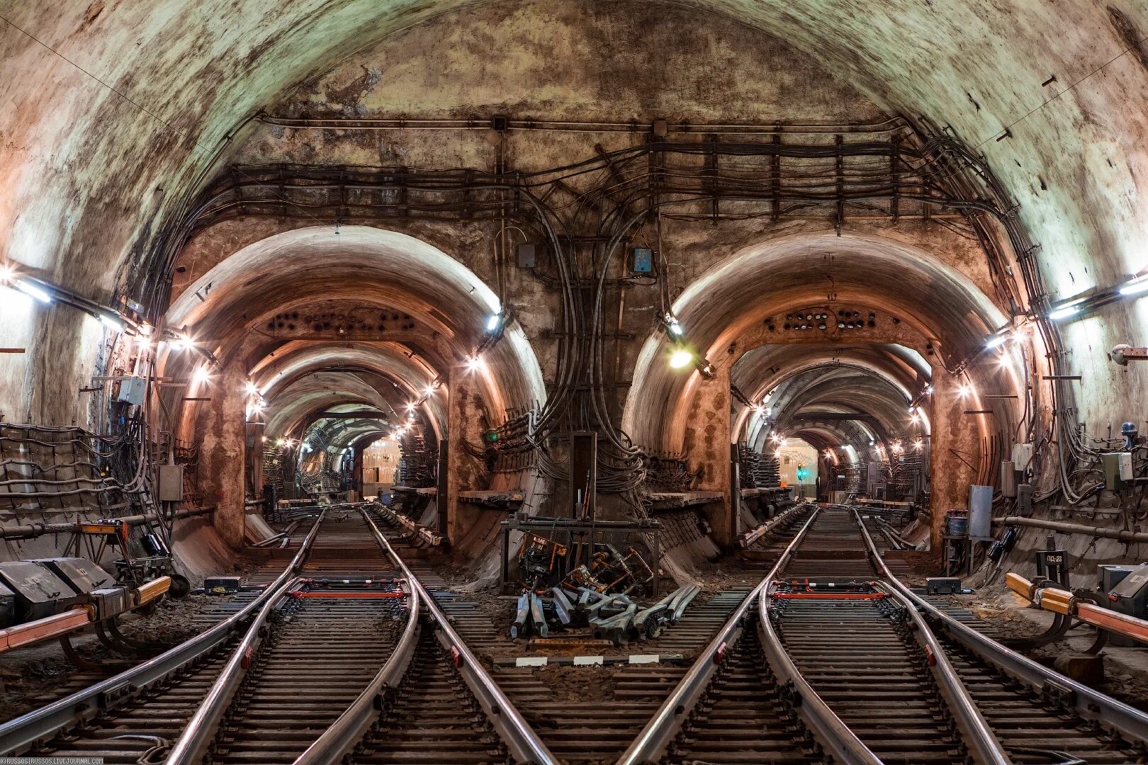 Станция метро есть. Московский метрополитен станция белорусская. Оборотный тупик в метро Петроградская. Метро тоннель Джордж. Тоннели Московского метрополитена.