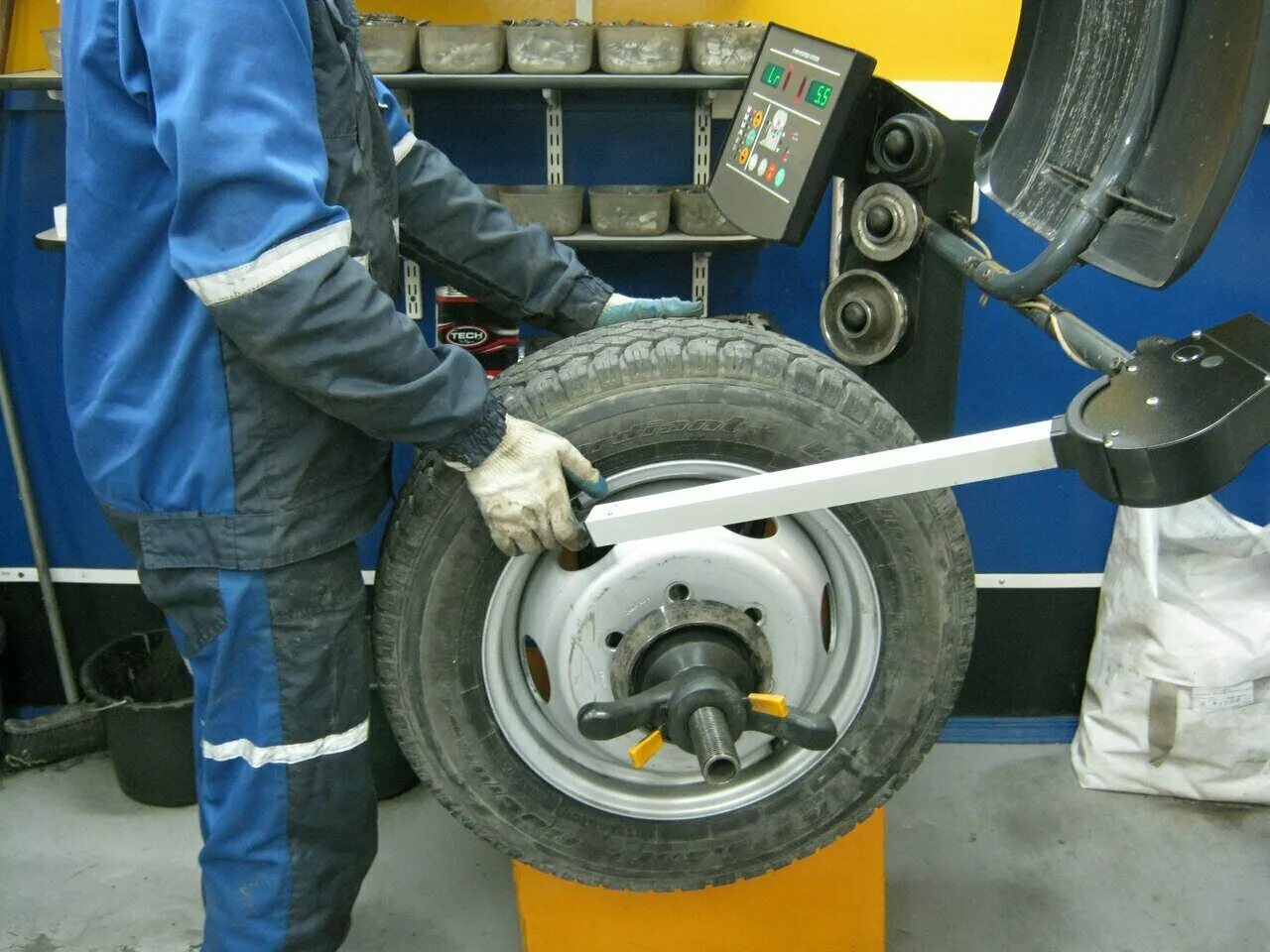 станок балансировочный с218. балансировочный станок для шиномонтажа. балансировка колес на автомобиле без снятия. балансировка колес снятия автомобиля. колесо шиномонтаж.