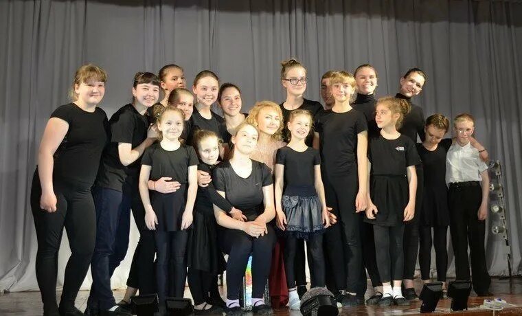 Коллектив художественного слова. Концерт художественной самодеятельности. Кружок художественной самодеятельности. Художественное самодеятельность на педагогическую тему. Ансамбль казачья звонница г новый уренгой.