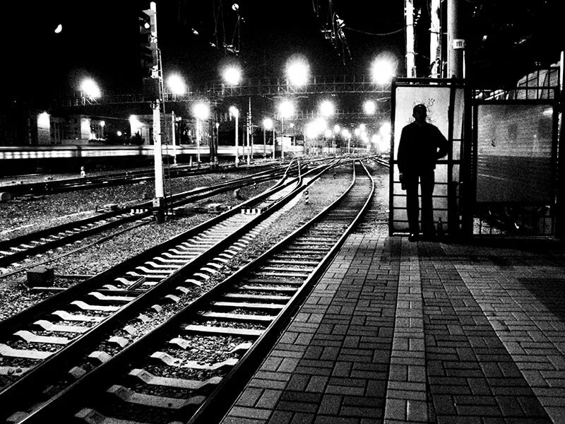 Ночной перрон вокзала. Одиночество вокзал. Рельсы ночью. Поезд черно белый.