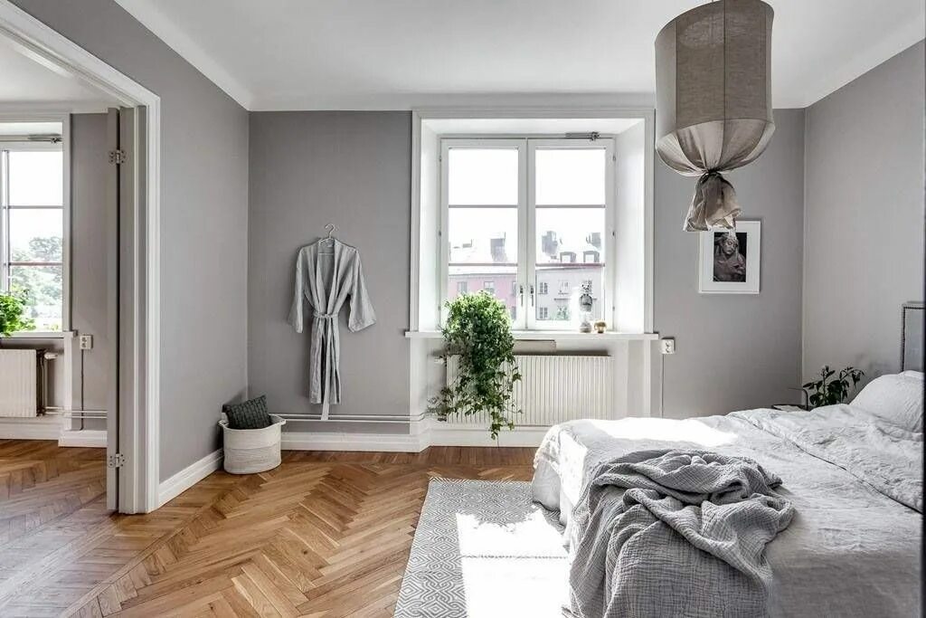 Спальня в скандинавском стиле. Светло серые стены. Серые стены в квартире. Белые стены серый пол.