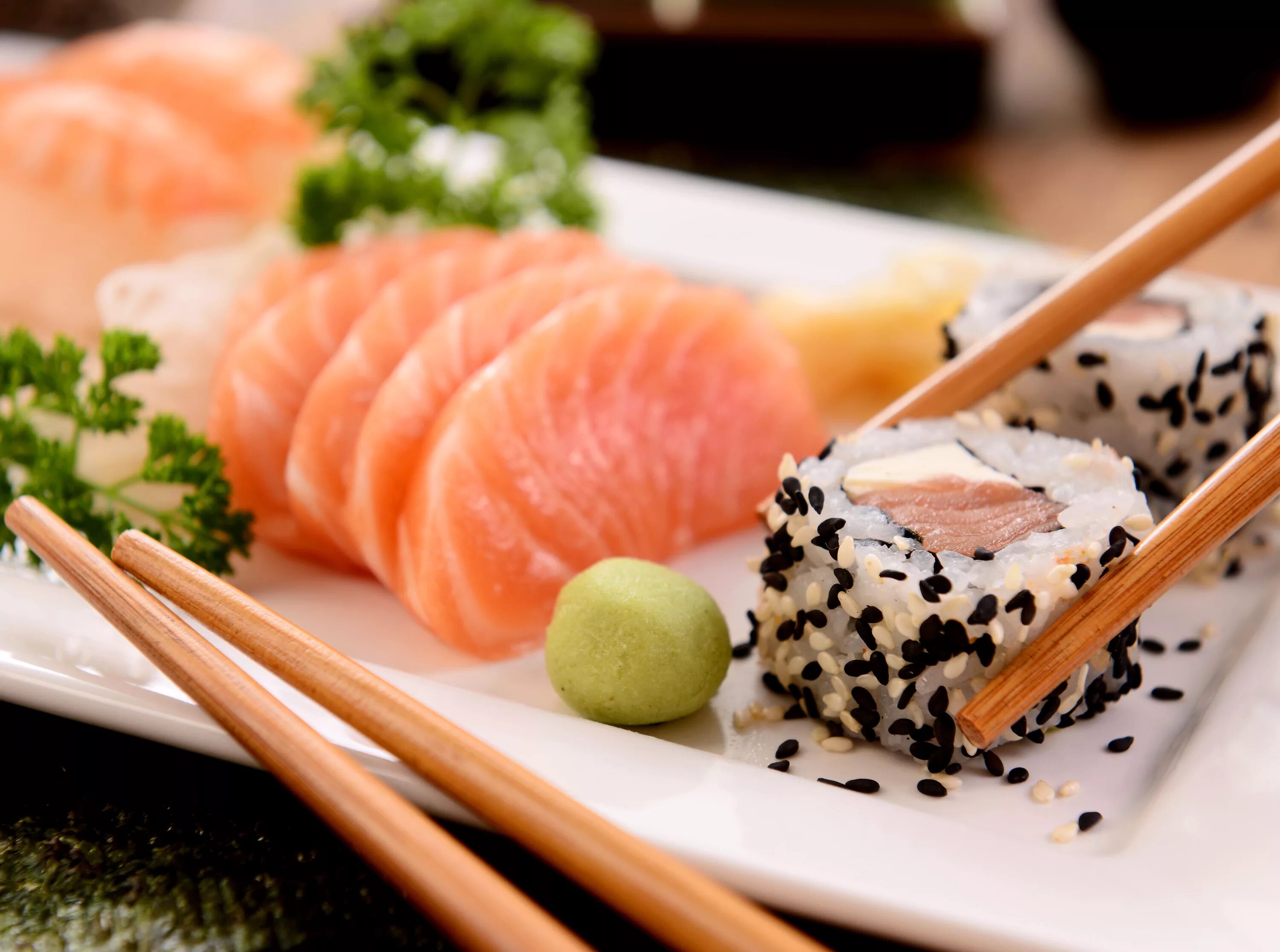 Суши есть телефон. Японская кухня. Суши и роллы. Суши с рыбой. Японская еда.