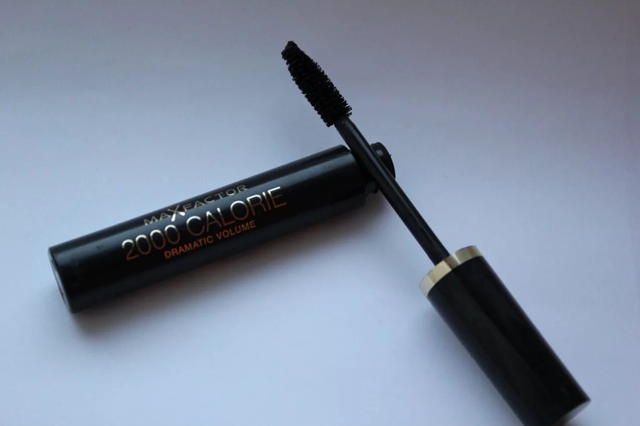 Тушь для ресниц max factor 2000 calorie. Тушь макс фактор 2000 калорий. max factor тушь 2000 calorie dramatic volume черная 9м. тушь для ресниц max factor 2000 calorie mascara dramatic volume navy t18 9ml. логотип макс фактор 2000 калорий.