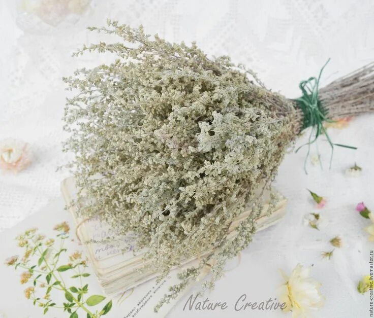 Переложенные мешочками с горькой полынью лежали