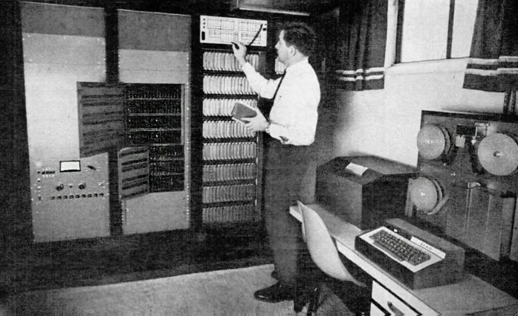Двойным первое домашнее первый. Компьютер Echo IV 1966 американского инженера Джеймса Сазерленда. Echo IV 1966. Компьютер Echo IV.