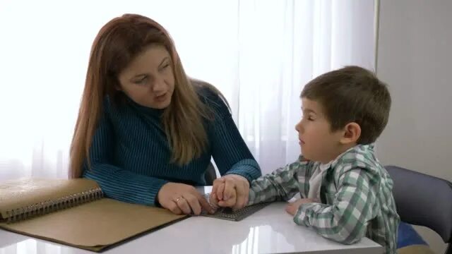 Выступление слепых. Память у слепых и слабовидящих детей. речь у слепых. родители и дети слепые. родители слепых детей.