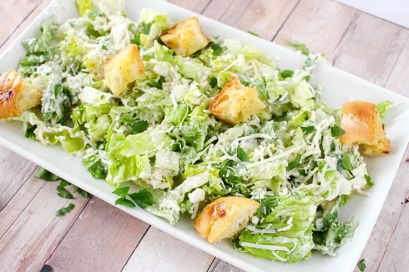 Салат ромэн для цезаря. Оливье цезарь. Цезарь классический / classic caesar salad. Эрвин салат мимоза. Салат цезарь классический.
