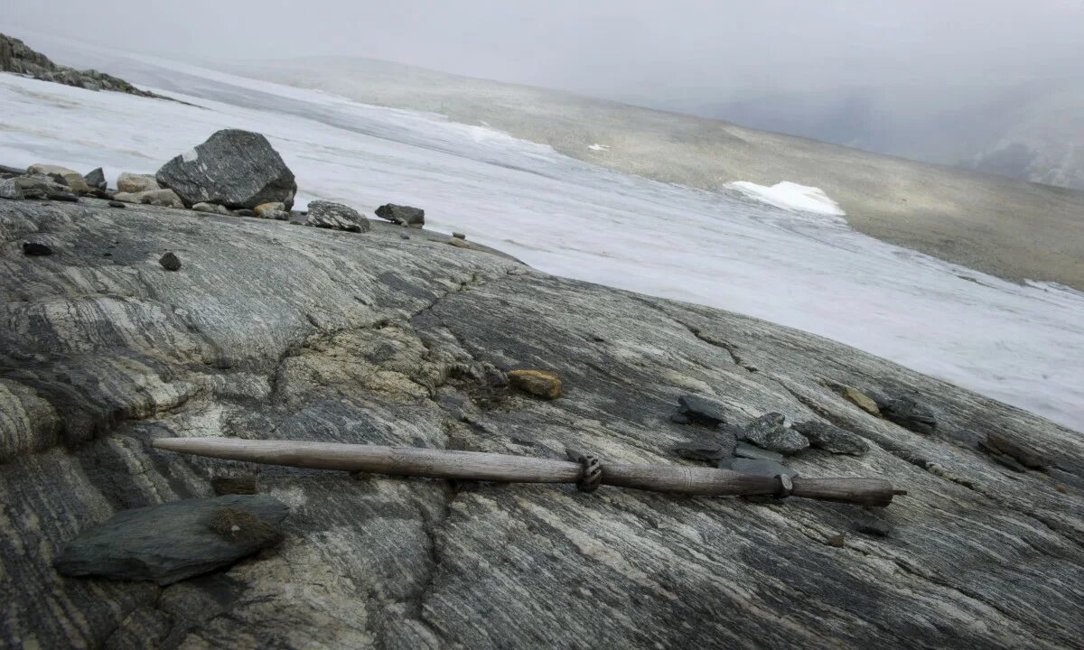 Находки во льдах. Артефакты викингов Норвегия. Находки в ледниках Норвегии. Найденные артефакты викингов. Ледники Норвегии.