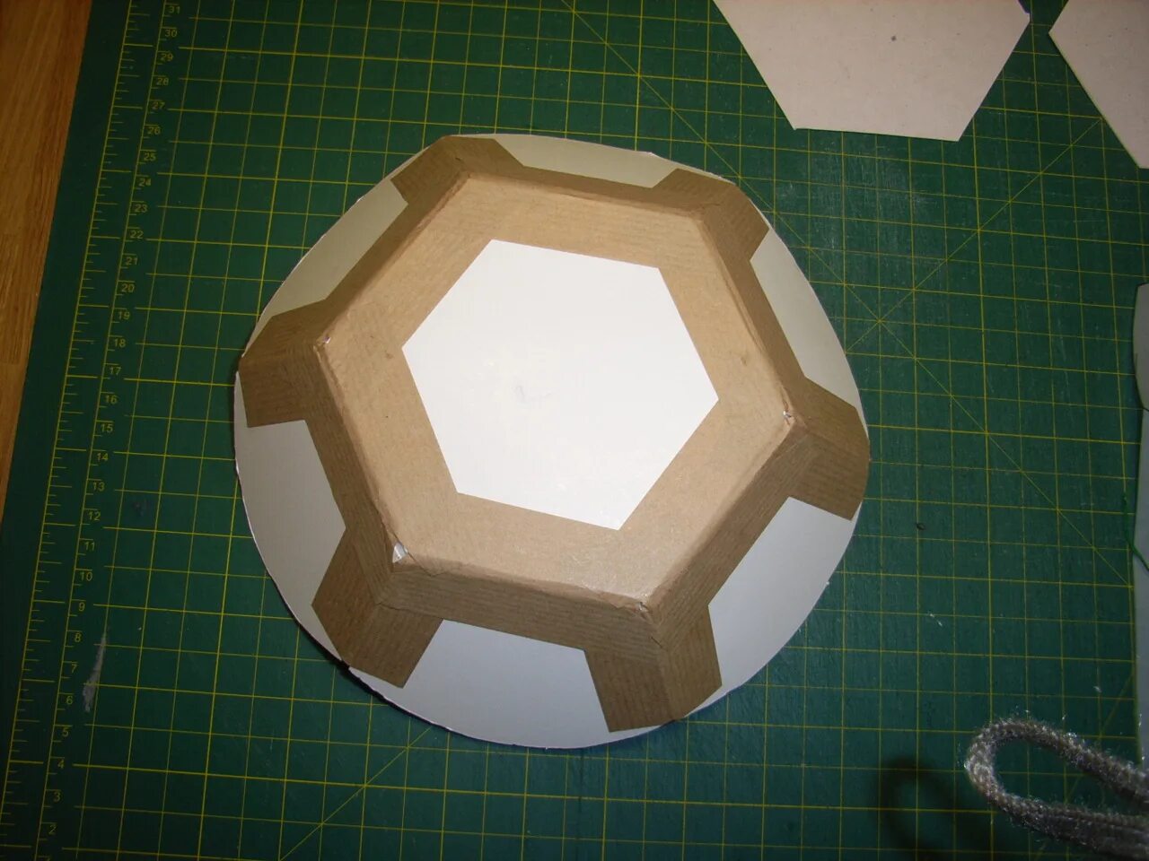 посуда из бумаги и клейстера. тарелка из бумаги. как сделать тарелочку. как сделать тарелочку. тарелки с ромашками.