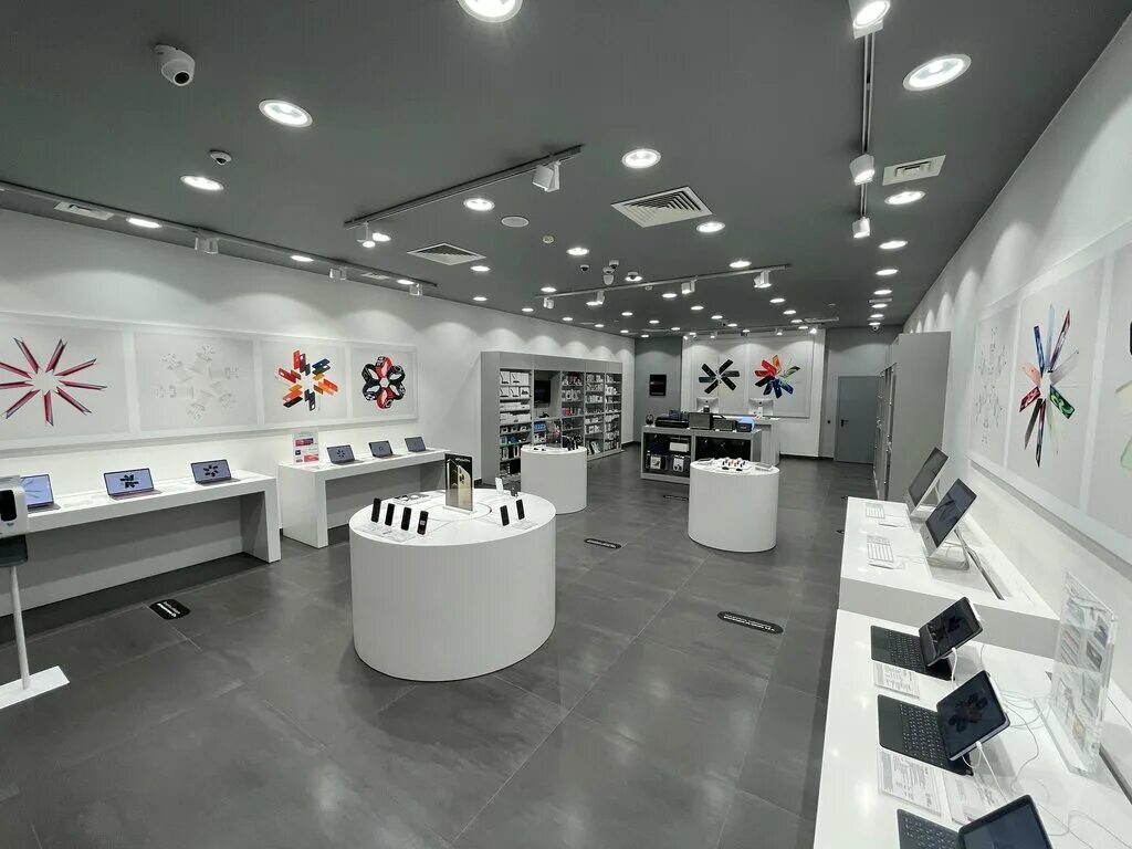 Re томск. знак на канализационном люке. чернопрудский переулок 2 нижний новгород. 838 бургерная ярославль граффити. Re томск.