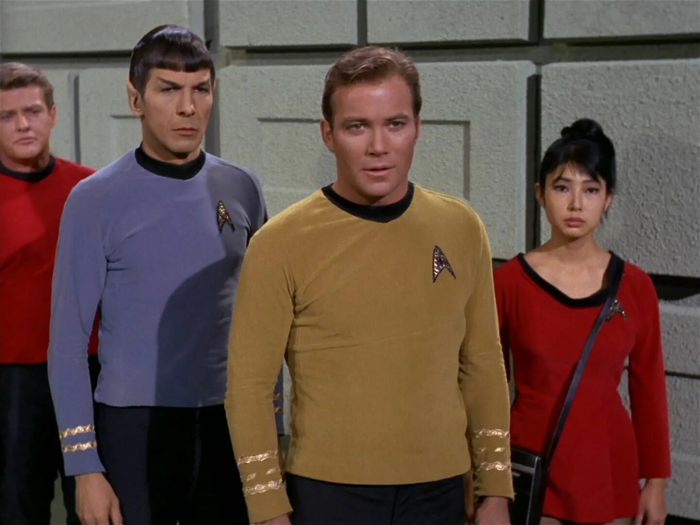Star trek watch. Стартрек дискавери кирк. Наручные часы в стиле космоса. Коллекционные наручные часы startrack discovery. Стартрек дорога домой.