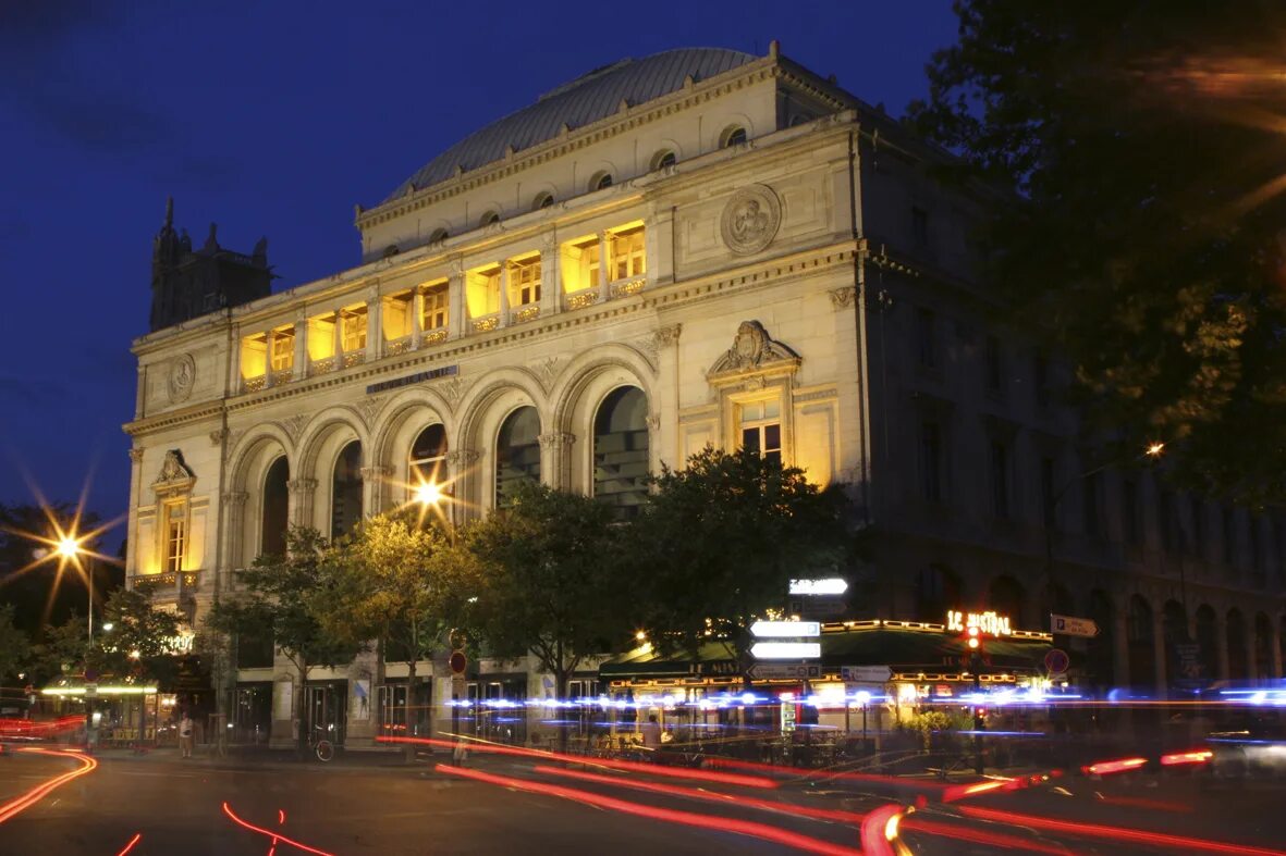 Le theatre. Театр Шатле в Париже. Театр де ля Вилль. Театр де ла Вилль в Париже. Площадь Шатле в Париже.