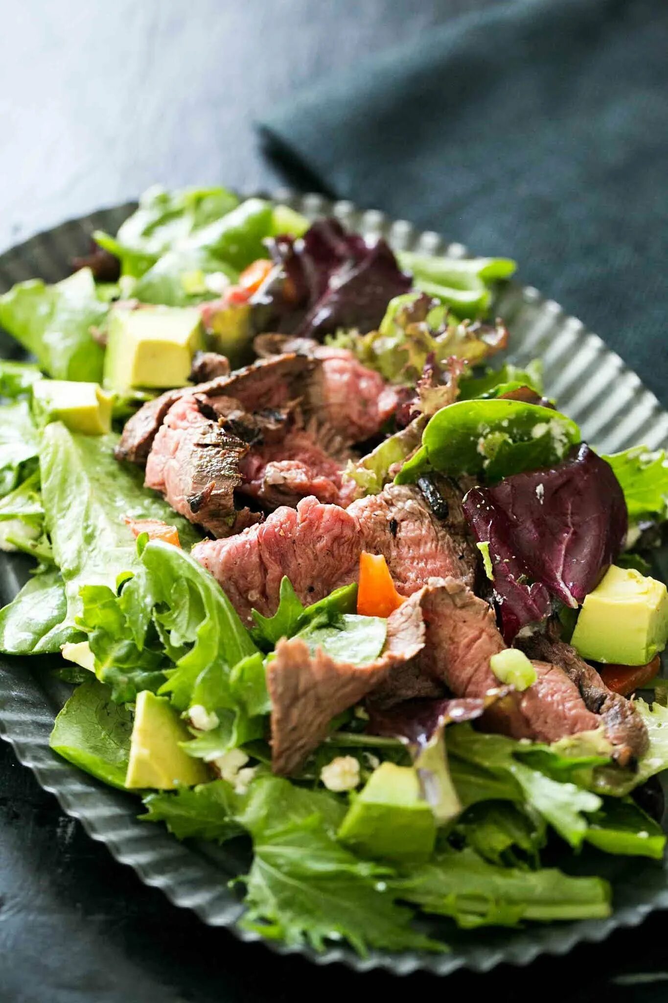 Рецепты салата с мясом с фото. Мясной салат. Салаты с мясом. Салат с мясом и овощами. Овощной салат с мясом.