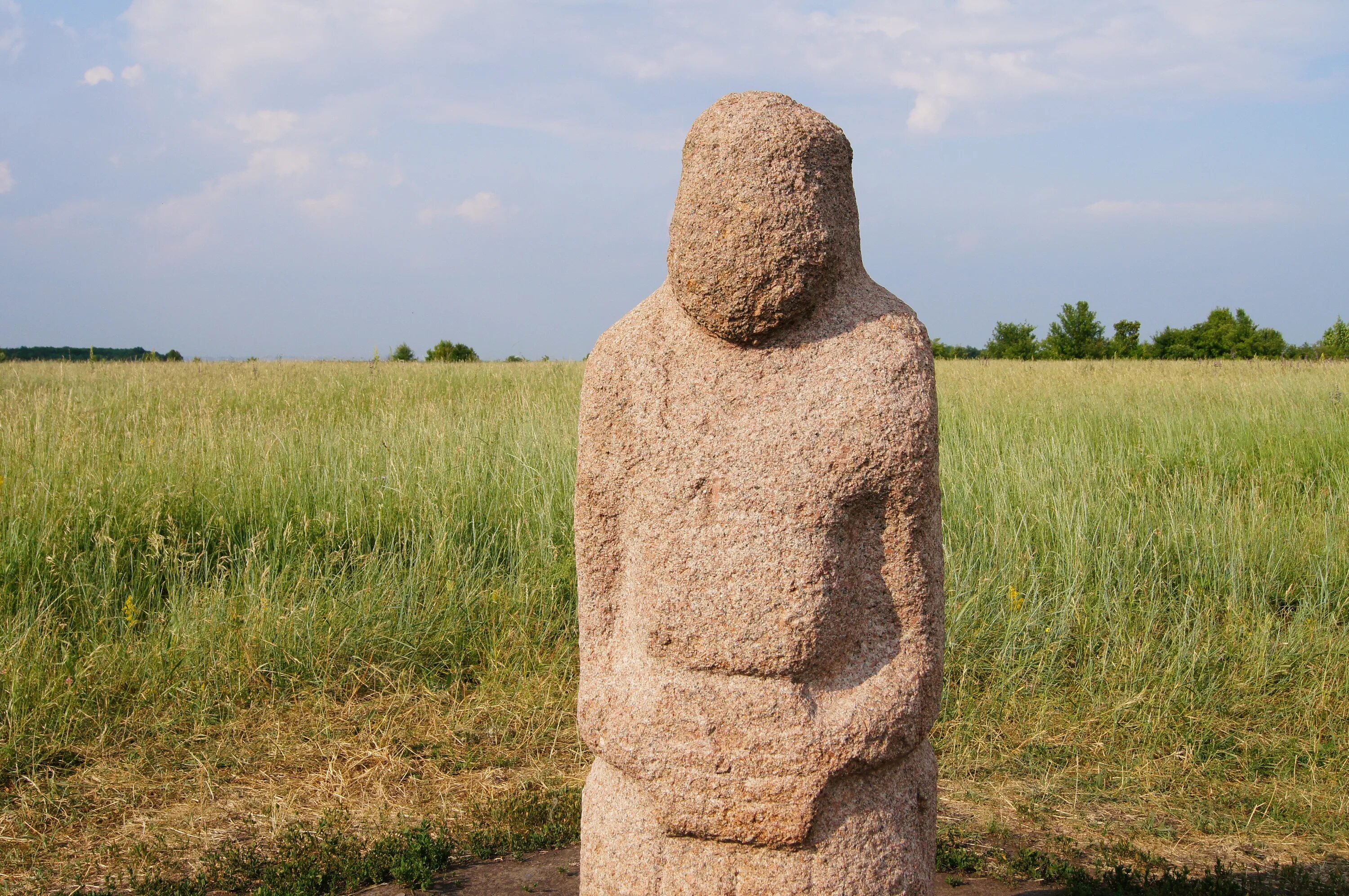 Половецкие каменные статуи каменные бабы. Половецкие каменные бабы Донбасс. Половецкие каменные изваяния на Украине. Половецкие каменные статуи Донецк. Изваяние