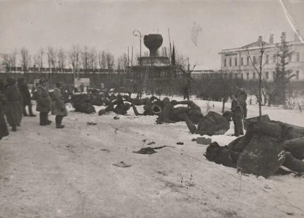 Памятник тысячелетия России в Великом Новгороде во время войны. Памятник тысячелетие России Новгород 1944. Разрушенный памятник тысячелетию России.