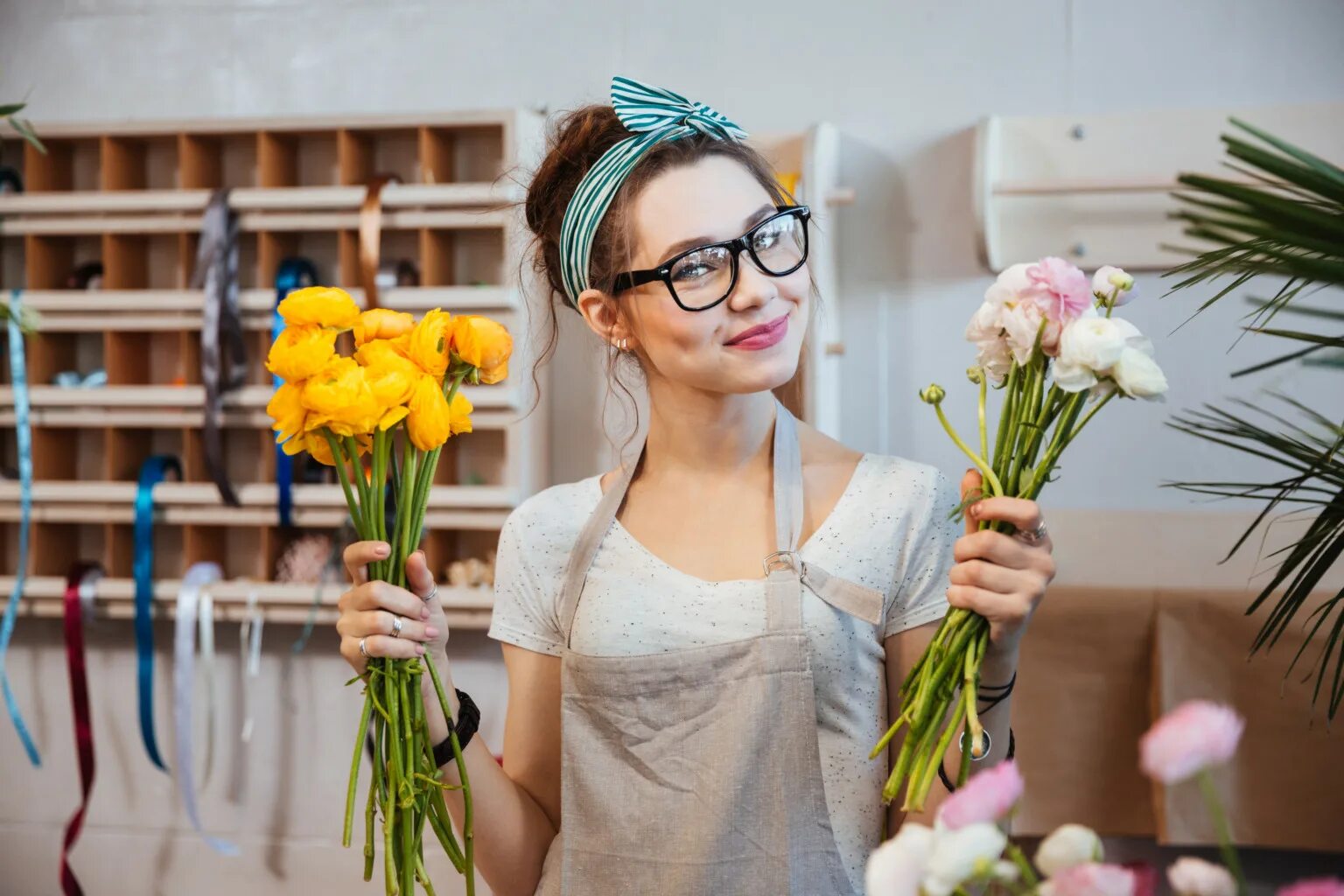 Продавец цветы. Ищем флориста. Авито работа флорист. Авито работа флорист. Требуется продавец флорист.