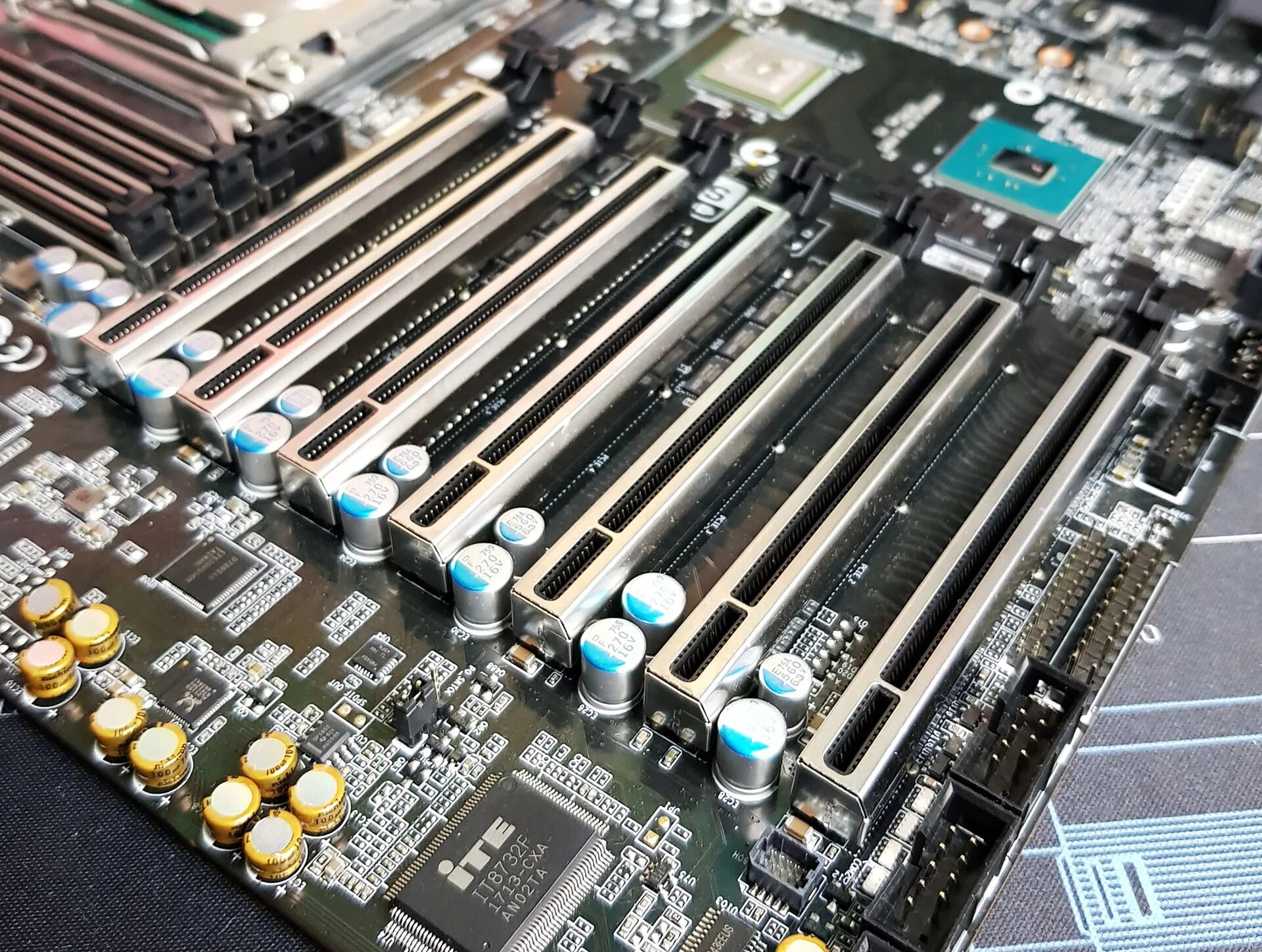 12 pci. Pci 6. материнская плата под слот pciea. nf5280m6 backplane. gigabyte slot 1.